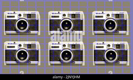 Mustercollage von retro gestylten Analogkameras isoliert auf blauem Hintergrund. mozaic. Montage. Collage Stockfoto