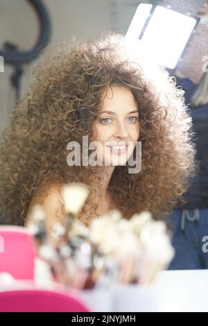 Ein schönes Porträt einer kaukasischen Frau mit sauberer, gesunder Haut und afrikanischen Locken. Die natürliche Schönheit der Frauen. Das Konzept der Selbstakzeptanz, Make-up, fertige Afro Locken. Hochwertige Fotos Stockfoto