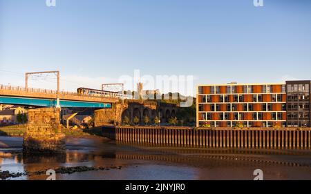 Der Sprinterzug der Nordbahn der Klasse 156 überquert die Carlisle Bridge (Lancaster, Fluss Lune) mit dem Zug nach Morecambe Stockfoto