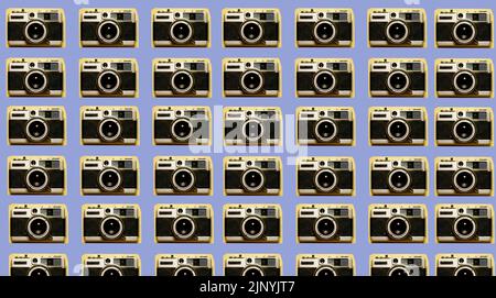 Vollbildmuster von Analogkameras im Retro-Stil auf blauem Hintergrund isoliert. mozaic. Montage. Collage Stockfoto
