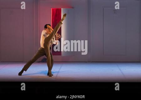 Edinburgh, Großbritannien. 13. August 2022. Das Scottish Ballet gibt heute Abend ein Debüt von Coppelia beim Edinburgh International Festival, das Live-Dreharbeiten und -Projektion als Teil des Sets nutzt. Alamy Live News/Tom Duffin. Stockfoto