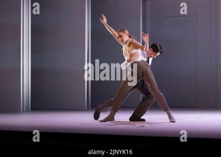 Edinburgh, Großbritannien. 13. August 2022. Das Scottish Ballet gibt heute Abend ein Debüt von Coppelia beim Edinburgh International Festival, das Live-Dreharbeiten und -Projektion als Teil des Sets nutzt. Alamy Live News/Tom Duffin. Stockfoto