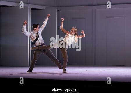 Edinburgh, Großbritannien. 13. August 2022. Das Scottish Ballet gibt heute Abend ein Debüt von Coppelia beim Edinburgh International Festival, das Live-Dreharbeiten und -Projektion als Teil des Sets nutzt. Alamy Live News/Tom Duffin. Stockfoto