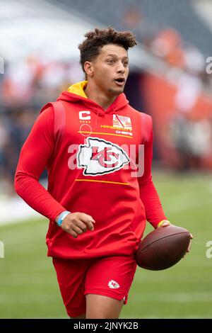 13. August 2022: Chicago, Illinois, USA - Kansas City Chiefs Quarterback #15 Patrick Mahomes erwärmt sich vor dem Spiel zwischen den Kansas City Chiefs und den Chicago Bears im Soldier Field in Chicago, IL. Stockfoto