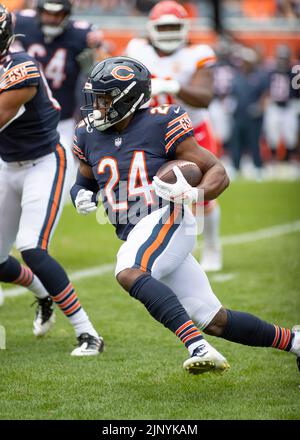 13. August 2022: Chicago, Illinois, USA - Chicago Bears #24 Khalil Herbert läuft mit dem Ball während des Spiels zwischen den Kansas City Chiefs und den Chicago Bears im Soldier Field in Chicago, IL. Stockfoto