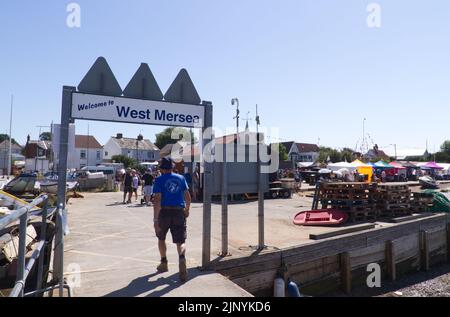 Willkommen beim West Mersea Schild am Anfang des Ponton. Stockfoto