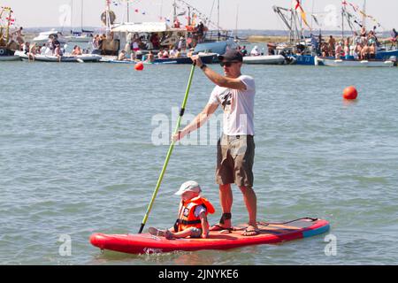 West Mersea Regatta auf Mersea Island in Essex. Die Regatta wird seit 1838 fast ununterbrochen durchgeführt und wird von Freiwilligen organisiert. Paddle-Boarding. Stockfoto