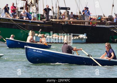 West Mersea Regatta auf Mersea Island in Essex. Die Regatta wird seit 1838 fast ununterbrochen durchgeführt und wird von Freiwilligen organisiert. Augenbinde Rennen. Stockfoto