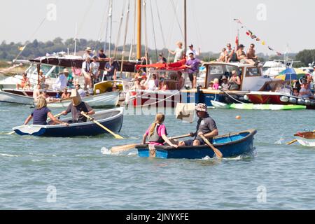 West Mersea Regatta auf Mersea Island in Essex. Die Regatta wird seit 1838 fast ununterbrochen durchgeführt und wird von Freiwilligen organisiert. Augenbinde Rennen. Stockfoto