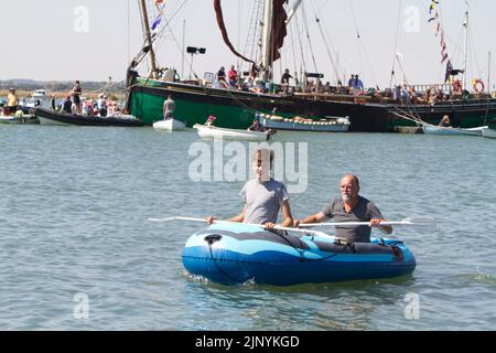 West Mersea Regatta auf Mersea Island in Essex. Aufblasbares Schlauchboot auf dem Wasser. Stockfoto