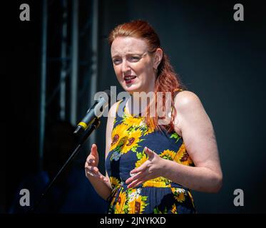 Sonntag, 14. August 2022 - Palmyra Square, Warrington, Ceshire, England, Großbritannien - nach einer zweijährigen Wartezeit aufgrund der COVID-Pandemie und unter brennender Sonne veranstaltete die Warrington Ethnic Communities Association (WECA) ihr jährliches MELA-Festival, das den Zusammenhalt der Gemeinschaft erfolgreich fördert und die Integration unterstützt. Die Veranstaltung begann im Rathaus von Warrington mit einem Spaziergang durch die Stadt zum Palmyra Square.Charlotte Nichols, Parlamentsabgeordnete von Warrington North und ehemalige Schattenministerin für Frauen und Qualitäten, sprach vor der Unterhaltung mit den Menschen. Quelle: John Hopkins/Alamy Live News Stockfoto