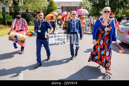 Sonntag, 14. August 2022 - Palmyra Square, Warrington, Ceshire, England, Großbritannien - nach einer zweijährigen Wartezeit aufgrund der COVID-Pandemie und unter brennender Sonne veranstaltete die Warrington Ethnic Communities Association (WECA) ihr jährliches MELA-Festival, das den Zusammenhalt der Gemeinschaft erfolgreich fördert und die Integration unterstützt. Die Veranstaltung begann im Rathaus von Warrington mit einem Spaziergang durch die Stadt zum Palmyra Square. Der Bürgermeister führte die Parade vom Rathaus aus an. Quelle: John Hopkins/Alamy Live News Stockfoto