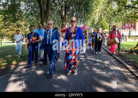 Sonntag, 14. August 2022 - Palmyra Square, Warrington, Ceshire, England, Großbritannien - nach einer zweijährigen Wartezeit aufgrund der COVID-Pandemie und unter brennender Sonne veranstaltete die Warrington Ethnic Communities Association (WECA) ihr jährliches MELA-Festival, das den Zusammenhalt der Gemeinschaft erfolgreich fördert und die Integration unterstützt. Die Veranstaltung begann im Rathaus von Warrington mit einem Spaziergang durch die Stadt zum Palmyra Square. Der Bürgermeister war vor der Parade anwesend. Quelle: John Hopkins/Alamy Live News Stockfoto