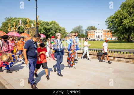 Sonntag, 14. August 2022 - Palmyra Square, Warrington, Ceshire, England, Großbritannien - nach einer zweijährigen Wartezeit aufgrund der COVID-Pandemie und unter brennender Sonne veranstaltete die Warrington Ethnic Communities Association (WECA) ihr jährliches MELA-Festival, das den Zusammenhalt der Gemeinschaft erfolgreich fördert und die Integration unterstützt. Die Veranstaltung begann im Rathaus von Warrington mit einem Spaziergang durch die Stadt zum Palmyra Square. Der Bürgermeister führte den Spaziergang mit Cllr Mo Hussain. Quelle: John Hopkins/Alamy Live News Stockfoto