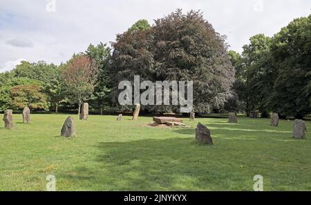 Gorsedd Circle aus National Eisteddfod. Stehende Steine und Zentralstein. Schlossgelände/Bute Park, Zentrum von Cardiff. Im Sommer 2022. August Stockfoto