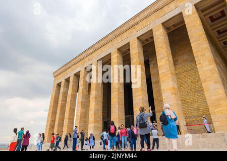 Türkische Menschen besuchen den Anitkabir in Ankara. 10 kasim oder 10.. november Gedenktag von Atatürk Hintergrundbild. Ankara Türkei - 5.16.2022 Stockfoto