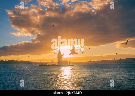 Toller Sonnenuntergang am Maiden Tower. Der Maiden-Turm ist ein Wahrzeichen der Skyline Istanbuls und blickt auf eine reiche Geschichte zurück, die bis ins 4. Jahrhundert zurückreicht. Stockfoto