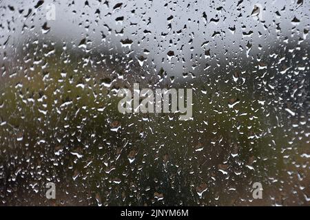 Regentropfen auf einer Fensterscheibe in Marseille. Stockfoto