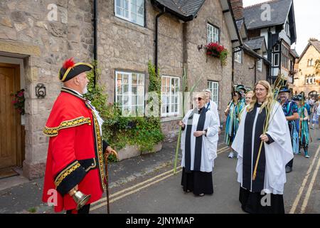 Lymm, Warrington, Hémelie, England, Großbritannien. 14. August 2022. Die alte Tradition von Rushbearing wurde mit einer Prozession aus dem Dorfzentrum wiederbelebt, die sich gegen 4 Uhr in der Nähe des unteren Staudamms versammelt und dann den Dingle nach dem Stadtkrier Peter Powell verarbeitet. Das Festival endete mit einer Unterhaltung von Morris-Tänzern vor einem Gottesdienst in der St. Mary's Church Credit: John Hopkins/Alamy Live News Stockfoto