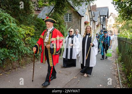 Lymm, Warrington, Hémelie, England, Großbritannien. 14. August 2022. Die alte Tradition von Rushbearing wurde mit einer Prozession aus dem Dorfzentrum wiederbelebt, die sich gegen 4 Uhr in der Nähe des unteren Staudamms versammelt und dann den Dingle nach dem Stadtkrier Peter Powell verarbeitet. Das Festival endete mit einer Unterhaltung von Morris-Tänzern vor einem Gottesdienst in der St. Mary's Church Credit: John Hopkins/Alamy Live News Stockfoto