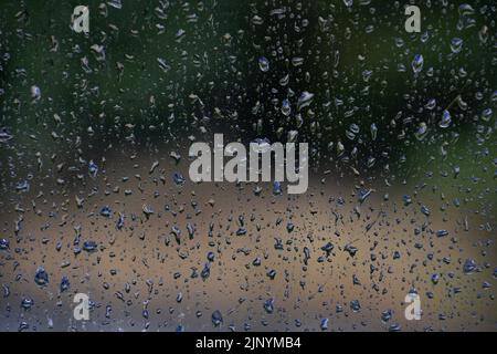 Marseille, Frankreich. 14. August 2022. Regentropfen auf einer Fensterscheibe in Marseille. (Foto von Gerard Bottino/SOPA Images/Sipa USA) Quelle: SIPA USA/Alamy Live News Stockfoto
