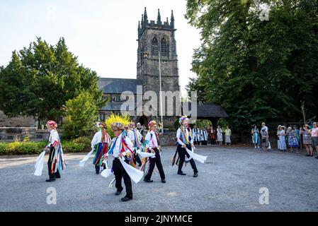 Lymm, Warrington, Hémelie, England, Großbritannien. 14. August 2022. Die alte Tradition von Rushbearing wurde mit einer Prozession aus dem Dorfzentrum wiederbelebt, die sich gegen 4 Uhr in der Nähe des unteren Staudamms versammelt und dann den Dingle nach dem Stadtkrier Peter Powell verarbeitet. Das Festival endete mit einer Unterhaltung von Morris-Tänzern vor einem Gottesdienst in der St. Mary's Church Credit: John Hopkins/Alamy Live News Stockfoto