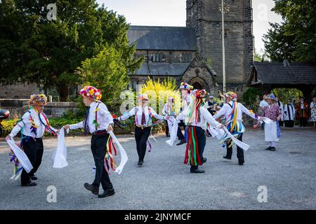 Lymm, Warrington, Hémelie, England, Großbritannien. 14. August 2022. Die alte Tradition von Rushbearing wurde mit einer Prozession aus dem Dorfzentrum wiederbelebt, die sich gegen 4 Uhr in der Nähe des unteren Staudamms versammelt und dann den Dingle nach dem Stadtkrier Peter Powell verarbeitet. Das Festival endete mit einer Unterhaltung von Morris-Tänzern vor einem Gottesdienst in der St. Mary's Church Credit: John Hopkins/Alamy Live News Stockfoto