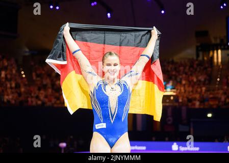 München, Deutschland. 14. August 2022. Europameisterschaften, Gymnastik, Unebenheiten, Finale, Frauen, Olympiahalle. Die deutsche Turnerin Elisabeth Seitz jubelt mit der Flagge. Quelle: Sven Beyrich/dpa/Alamy Live News Stockfoto