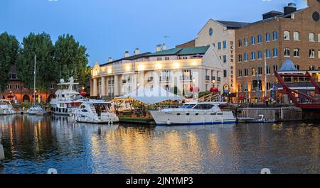 St Katherine Es Dock, London, 2022. Luxusboote und Yachten liegen an diesem malerischen Dock. Nachts wird das Wasser mit Lichtern beleuchtet. Stockfoto