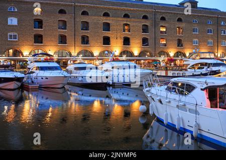 St Katherine Es Dock, London, 2022. Das Dock befindet sich neben der Tower Bridge, und es gibt viele Luxusboote, die hier festgemacht sind. Es hat auch eine Vielzahl von Cafés Stockfoto