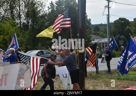 Bedminster, NJ, USA. 14. August 2022. (NEU) Unterstützer des ehemaligen US-Präsidenten Donald J. Trump sammeln sich und nehmen an einer Fahrzeugparade in der Nähe des Trump National Golf Club in Bedminster Teil. 14. August 2022, Bedminster, NJ, USA: Anhänger des ehemaligen US-Präsidenten Donald J. Trump sammeln sich und nehmen an einer Fahrzeugparade in der Nähe des Trump National Golf Club in Bedminster, New Jersey, Teil, um Präsident Trump nach dem FBI-Angriff auf Mar-a-Lago in Palm Beach, Florida, zu unterstützen. Kredit: ZUMA Press, Inc./Alamy Live Nachrichten Stockfoto