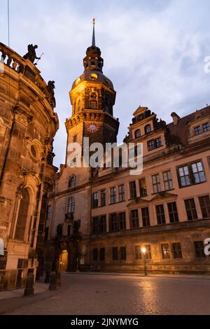 Dresden, Sächsisch, Deutschland, 10. Juli 2022 Historisches Residenzschloss, beleuchtet mit Lichtern Stockfoto