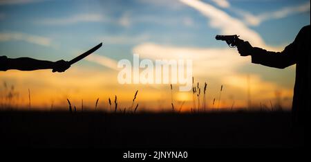 Katana gegen Revolver kämpfen im Feld. Militärischer Konflikt in Asien. Schlacht der großen Länder. USA, Taiwan gegen China im Konzept des politischen Weltkriegs Stockfoto