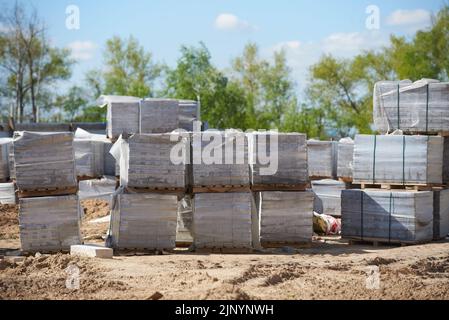 Gepackte Pflaster-Fliesen auf der Baustelle Stockfoto