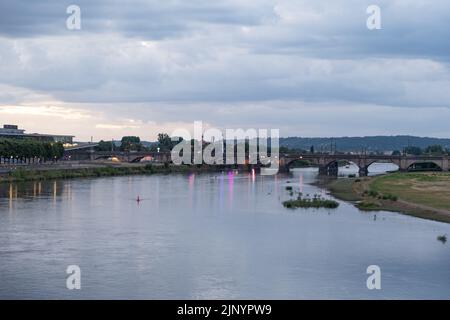 Dresden, Sachsen, Deutschland, 10. Juli 2022 am späten Abend an der Elbe an einem bewölkten Tag Stockfoto