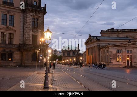 Dresden, Sachsen, Deutschland, 10. Juli 2022 beleuchtete Straße in der Altstadt bei Nacht Stockfoto