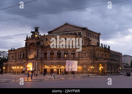 Dresden, Sachsen, Deutschland, 10. Juli 2022 beleuchtete Semperoper am späten Abend Stockfoto