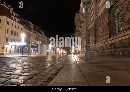 Dresden, Sächsisch, Deutschland, 10. Juli 2022 Leere Straße in der Altstadt beleuchtet mit Lichtern Stockfoto