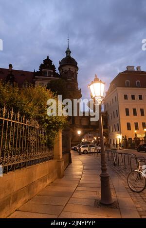 Dresden, Sachsen, Deutschland, 10. Juli 2022 beleuchtete Straße in der Altstadt bei Nacht Stockfoto