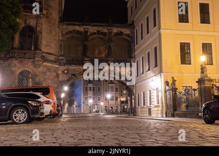 Dresden, Sächsisch, Deutschland, 10. Juli 2022 Leere Straße in der Altstadt beleuchtet mit Lichtern Stockfoto