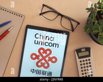 In dieser Abbildung zeigt das Logo der China Unicom Group Co., Ltd., das auf einem Tablet zu sehen ist. Stockfoto