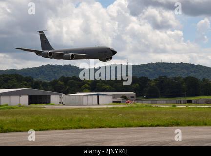 LT. Col. Shaun Southall, Commander, 106. Air Betanking Squadron, führt während seines letzten Fluges auf der Sumpter Smith Joint National Guard Base, Alabama, am 10. August 2022 einen Überflug durch. (Foto DER US Air National Guard von Meister Sgt. Jeremy Farson) Stockfoto