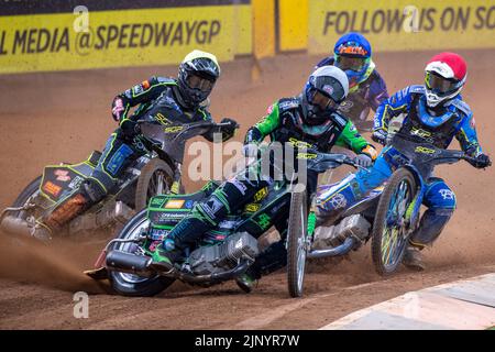 Benjamin Basso aus Dänemark (weiß), Gustav Grahn aus Schweden (gelb), Petr Chlupac aus Tschechien (rot) und Jason Edwards aus Großbritannien (blau) in Heat 5 während des FIM Speedway Grand Prix 2 von Großbritannien 2022 im Fürstentum Stadium in Cardiff, Wales, Großbritannien am 14. August 2022 (Foto von Andrew SURMA/ Quelle: SIPA USA/Alamy Live News Stockfoto