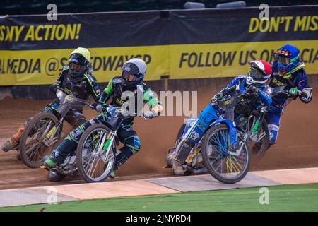 Benjamin Basso aus Dänemark (weiß), Gustav Grahn aus Schweden (gelb), Petr Chlupac aus Tschechien (rot) und Jason Edwards aus Großbritannien (blau) in Heat 5 während des FIM Speedway Grand Prix 2 von Großbritannien 2022 im Fürstentum Stadium in Cardiff, Wales, Großbritannien am 14. August 2022 (Foto von Andrew SURMA/ Quelle: SIPA USA/Alamy Live News Stockfoto