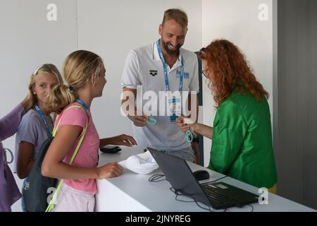 Rom, Italien. 13. August 2022. Massimiliano Rosolino und die Töchter Sofia Nicole und Victoria Sidney nehmen an der Aquatischen Europameisterschaft Rom 2022 in Foro Italico Teil. (Bild: © Mario Cartelli/SOPA Images via ZUMA Press Wire) Stockfoto