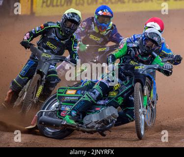 Benjamin Basso aus Dänemark (weiß), Gustav Grahn aus Schweden (gelb), Petr Chlupac aus Tschechien (rot) und Jason Edwards aus Großbritannien (blau) in Heat 5 während des FIM Speedway Grand Prix 2 von Großbritannien 2022 im Fürstentum Stadium in Cardiff, Wales, Großbritannien am 14. August 2022 (Foto von Andrew SURMA/ Quelle: SIPA USA/Alamy Live News Stockfoto