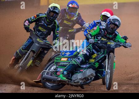 Benjamin Basso aus Dänemark (weiß), Gustav Grahn aus Schweden (gelb), Petr Chlupac aus Tschechien (rot) und Jason Edwards aus Großbritannien (blau) in Heat 5 während des FIM Speedway Grand Prix 2 von Großbritannien 2022 im Fürstentum Stadium in Cardiff, Wales, Großbritannien am 14. August 2022 (Foto von Andrew SURMA/ Quelle: SIPA USA/Alamy Live News Stockfoto