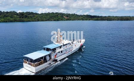 Die Besatzung des USCGC Oliver Henry (WPC 1140) kommt am 14. August 2022 von Guam aus nach Manus, Papua-Neuguinea, als Teil einer Patrouille, die nach Süden ging, um Partnerstaaten bei der Wahrung und Durchsetzung ihrer Souveränität zu unterstützen und gleichzeitig die nationalen Interessen der USA zu schützen. Die US-Küstenwache beteiligt sich mit Partnern an der Unterstützung des vom Pacific Islands Forum Fisheries Agency geführten Operation Island Chief und der größeren Operation Blue Pacific durch Patrouillen im Westpazifik im August und September 2022. (USA Foto der Küstenwache von USCGC Oliver Henry) Stockfoto