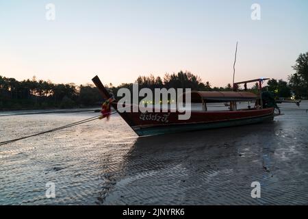 Koh Lanta, Krabi, Thailand. 28. März 2016; traditionelle thailändische Boote am Strand von Laem Koh Kwang. Stockfoto