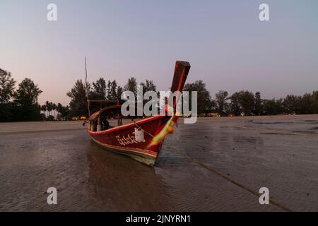 Koh Lanta, Krabi, Thailand. 28. März 2016; traditionelle thailändische Boote am Strand von Laem Koh Kwang. Stockfoto